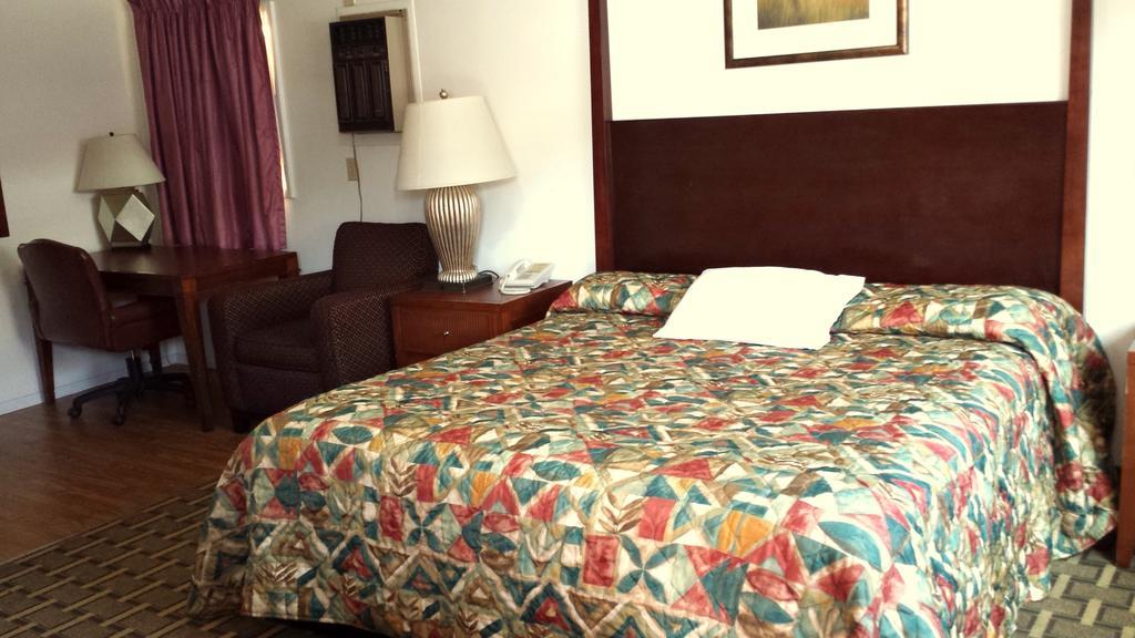 לייקוויו Executive Inn & Suites חדר תמונה