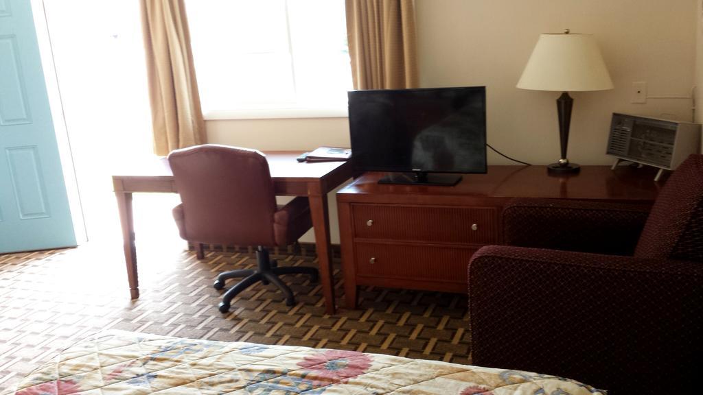 לייקוויו Executive Inn & Suites חדר תמונה