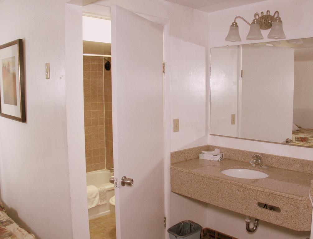 לייקוויו Executive Inn & Suites חדר תמונה