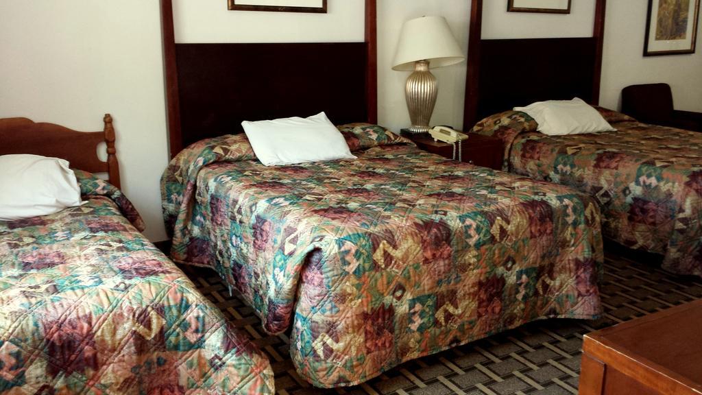 לייקוויו Executive Inn & Suites חדר תמונה