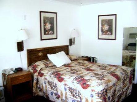 לייקוויו Executive Inn & Suites מראה חיצוני תמונה