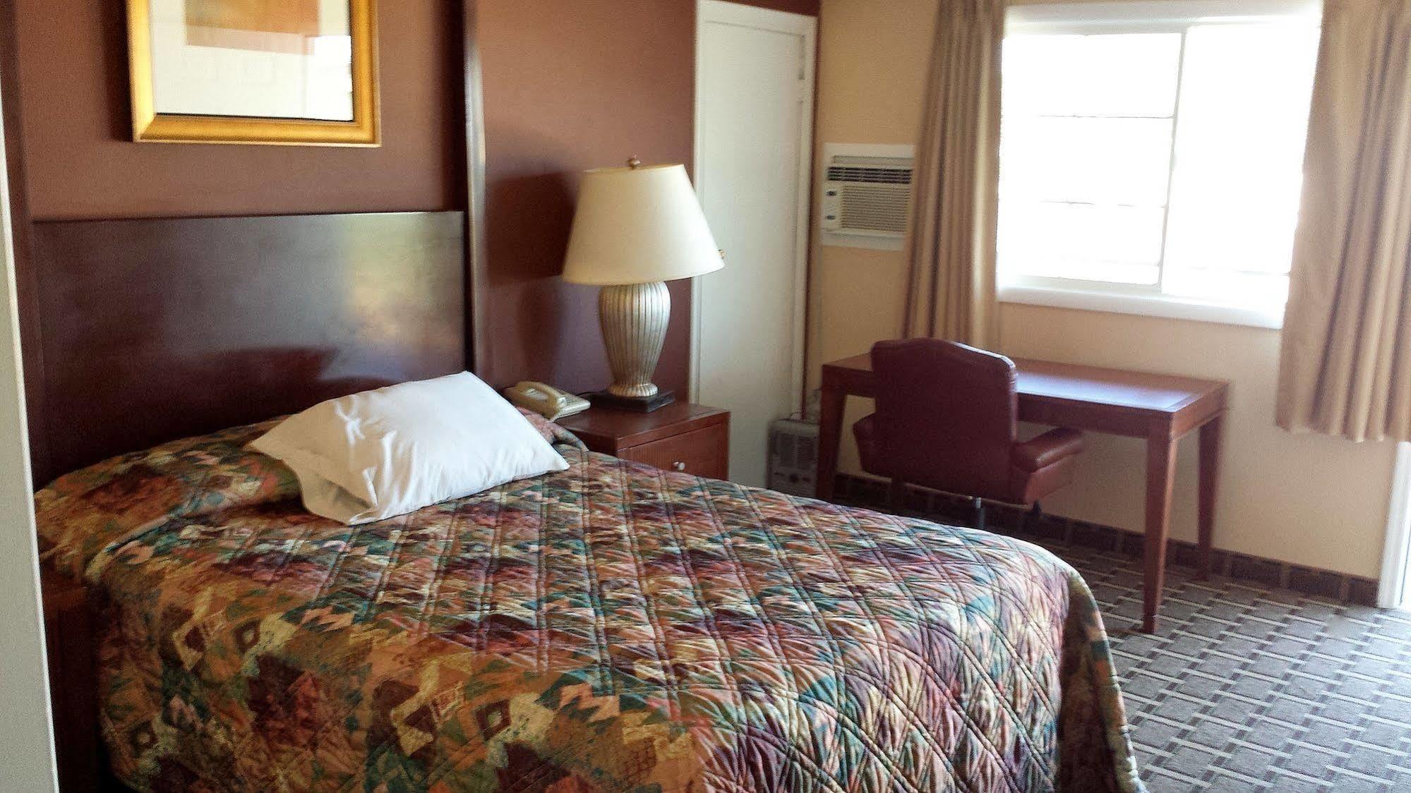 לייקוויו Executive Inn & Suites מראה חיצוני תמונה