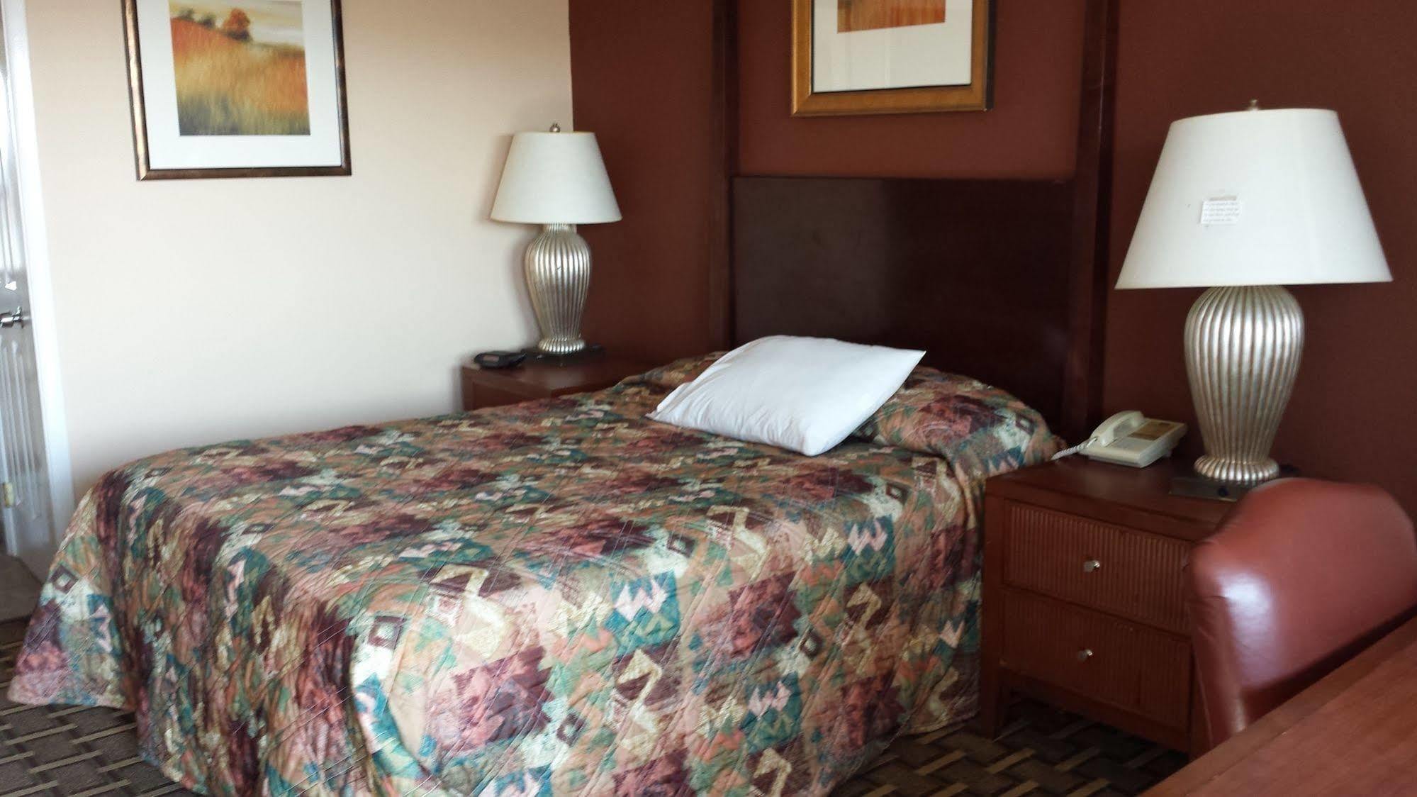 לייקוויו Executive Inn & Suites מראה חיצוני תמונה