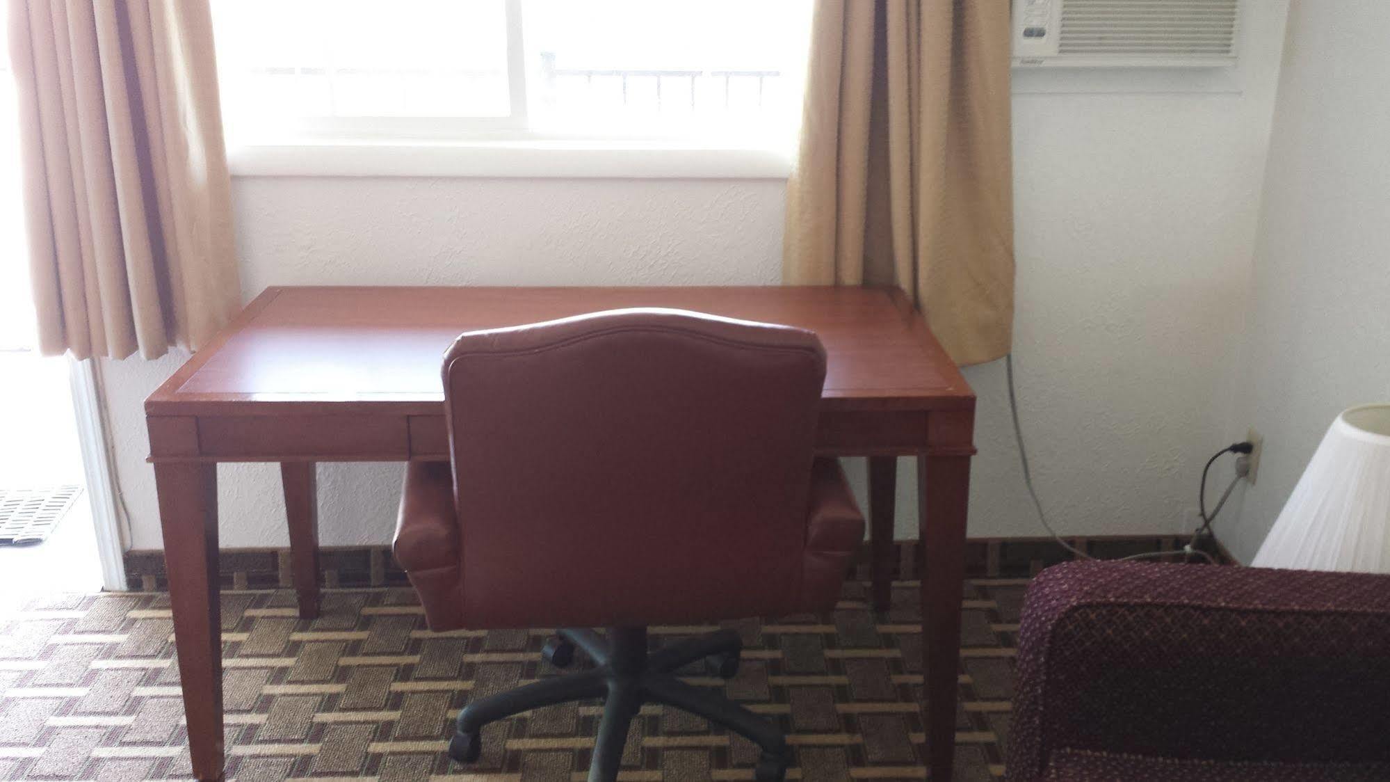 לייקוויו Executive Inn & Suites מראה חיצוני תמונה