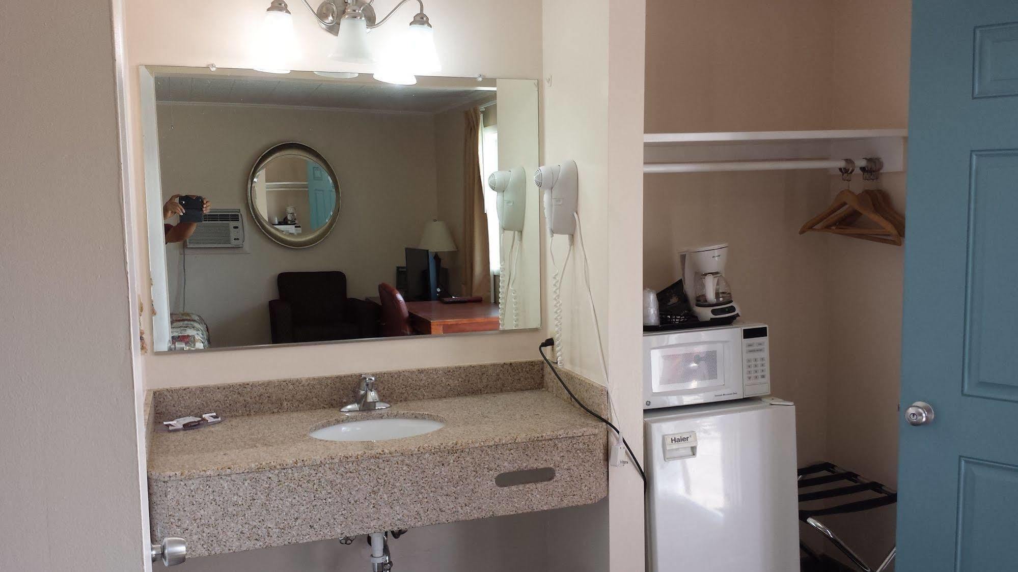 לייקוויו Executive Inn & Suites מראה חיצוני תמונה